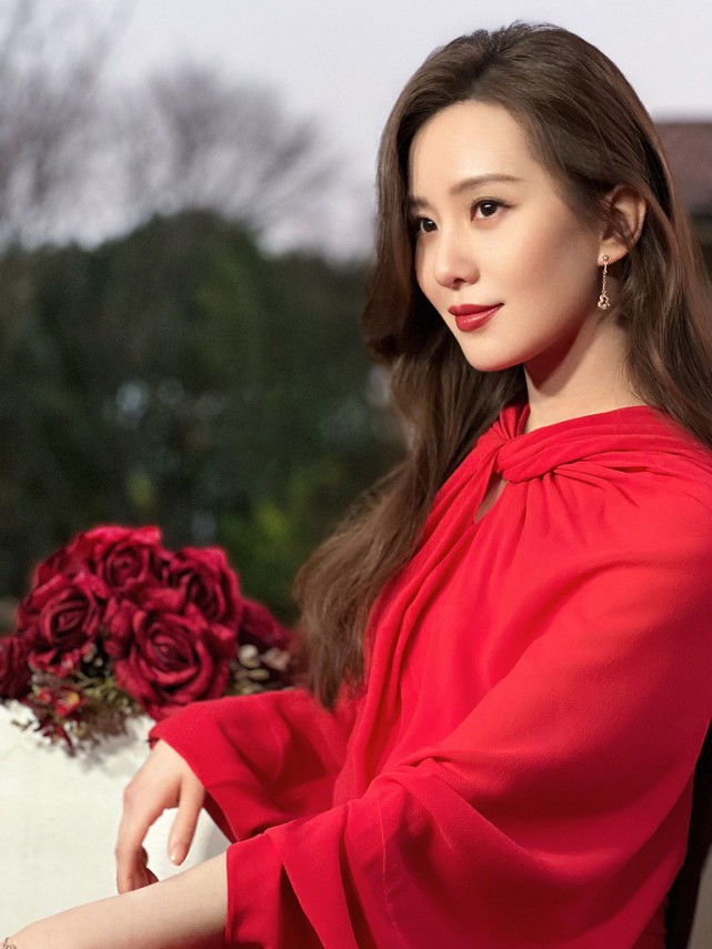服饰|刘诗诗穿了一抹红裙，由内而外得散发着女人味，真是太撩人了