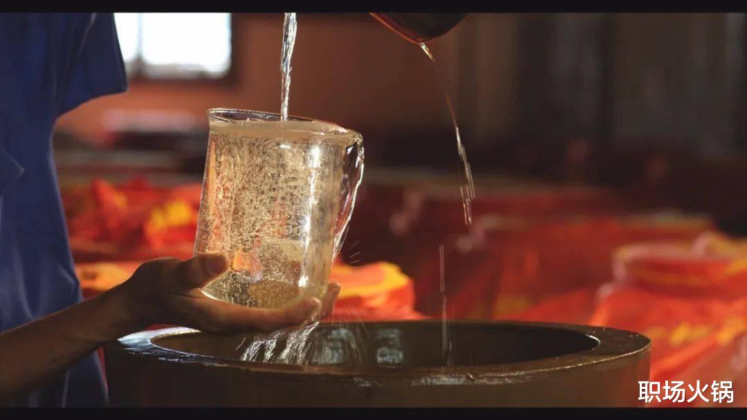 茅台|职场应酬，不会区分纯粮、勾兑酒？行家3个方法：远离勾兑酒