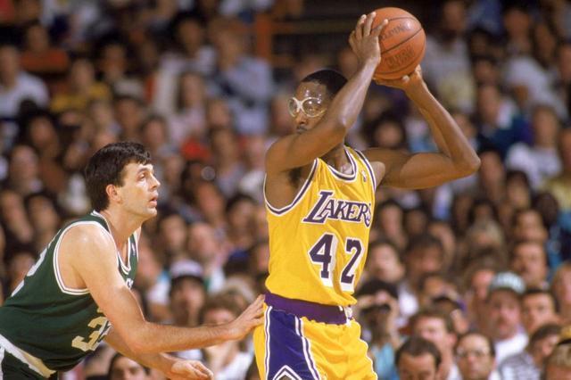 迈克尔·乔丹|乔丹评历史最强五人组，科比詹皇落选，网友：这阵容能6连冠