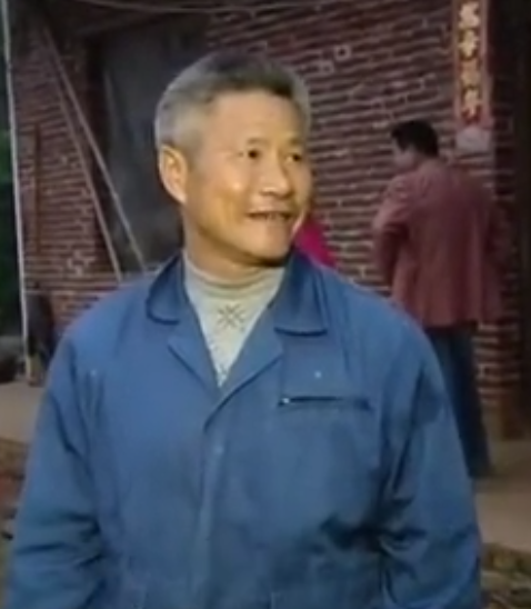 八旬老太喝农药自杀,三个不孝子围观三小时,一咽气就送到火葬场