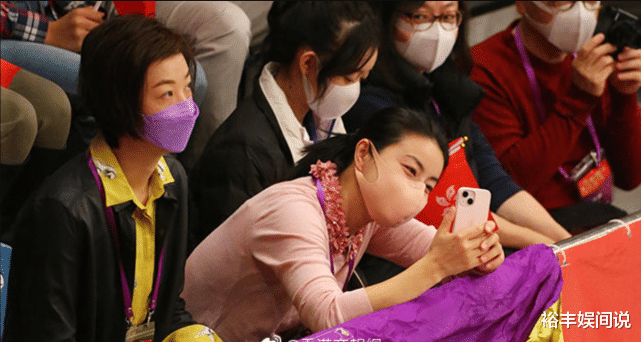 霍启刚|霍启刚晒仨儿女同框照,手拿红旗看苏炳添跑百米,家居寒酸太简朴