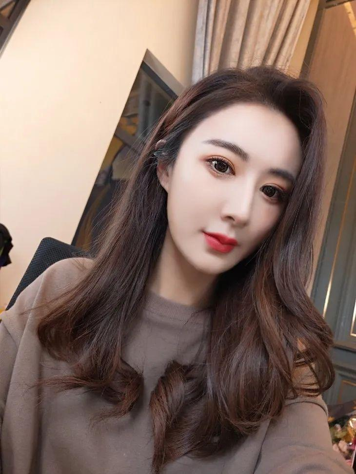 薇娅|薇娅病倒将动手术，躺病床脸色苍白，全年无休一天只睡4小时