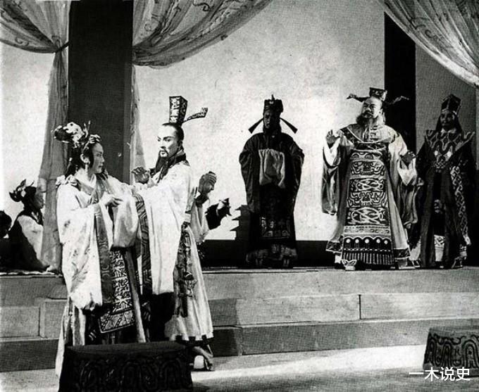 郭沫若|郭沫若用4字骂鲁迅,鲁迅加1字回怼,却完美诠释郭沫若的一生