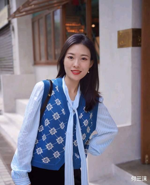何三沫 40岁的女人不要胡乱扮嫩，可以试试针织开衫配半身裙，温柔又减龄