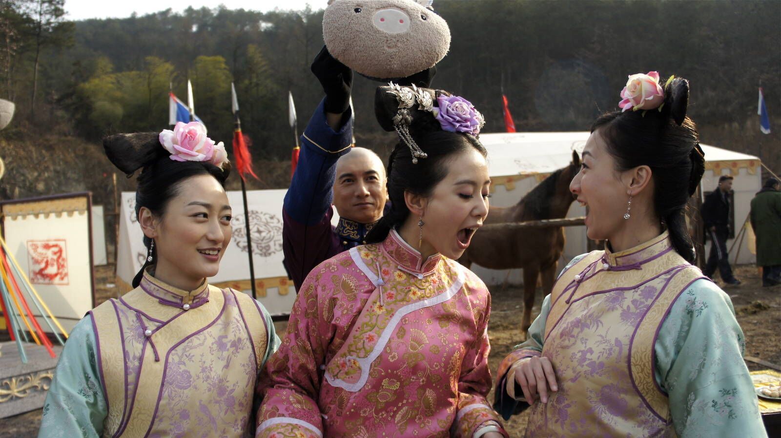 |《步步惊心》幕后旧照，刘诗诗放肆大笑超可爱，林更新抽烟环境颇搞笑