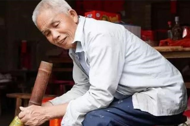 广西 广西49岁老汉：娶19岁妻子，21年生下15子，走红网络后现月入过万