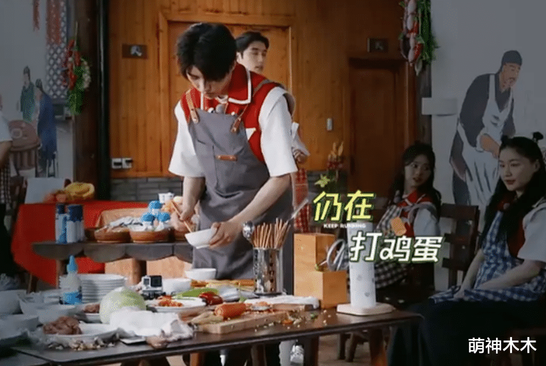 《奔跑吧》又惹爭議，李晨抓著工作人員碰油鍋，浪費食物被罵翻瞭-圖9