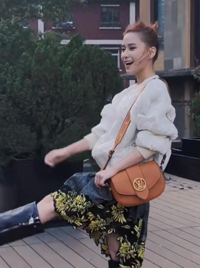 何超莲|赌王千金何超莲发动态庆收工，背近3万名牌包，被指撞脸阿娇