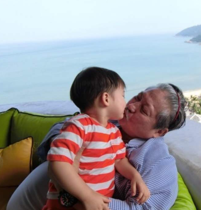 洪金宝|走进洪金宝在香港的家，装修陈旧摆设普通，完全不像个天王巨星