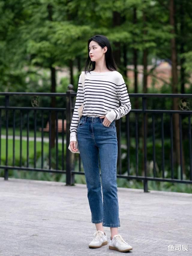 鱼司辰|想要搭配出氛围感其实很简单，条纹衫配牛仔裤简约利落，高级时髦