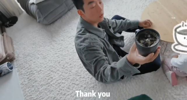 苗苗|苗苗早起为老公冲咖啡，挂郑恺身上超腻歪，女儿小酸奶英文名曝光