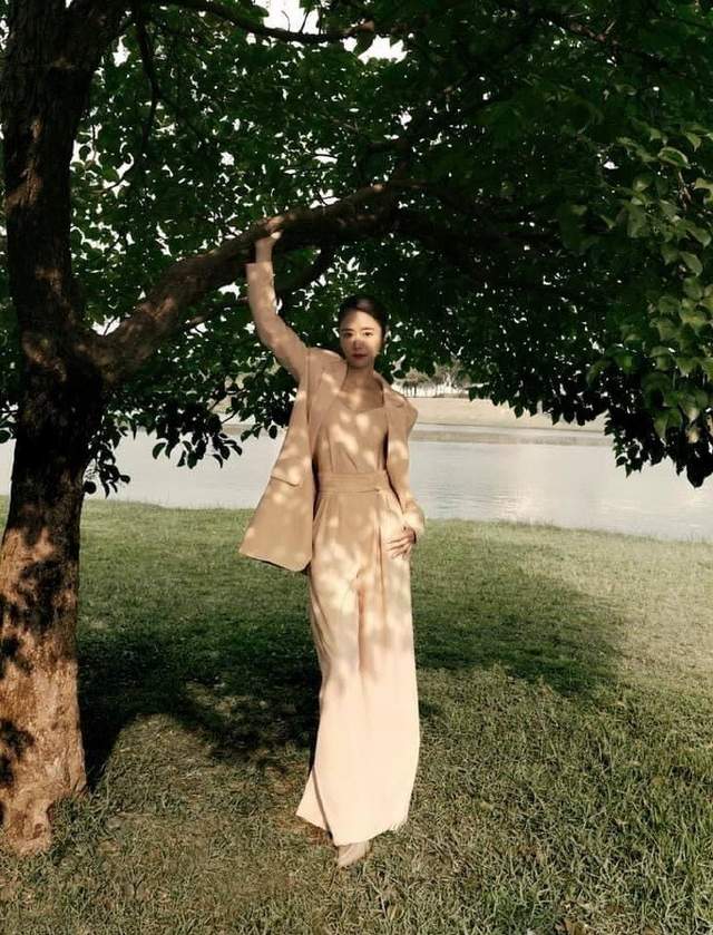 穿衣搭配 林心如久违的红毯，染黄发穿开叉礼服优雅知性，霍建华福气不浅