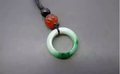 翡翠|别动不动就满绿翡翠？你是不知道这一抹绿的价值有多高