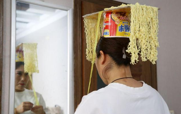 畅享说吧 当代武则天：农妇戴泡面王冠模仿女王，涨粉60万，千百人来提亲