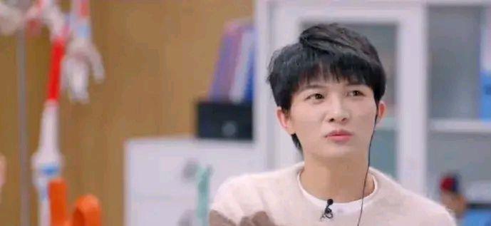 周深|周深因一句话上热搜？无尽攀登面临票房荒？港星定居上海是偶然？