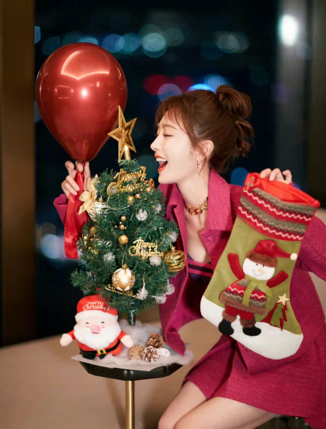 圣诞节|女星圣诞节造型惊艳！宋祖儿性感秦岚秀美腿，赵雅芝露香肩太甜美