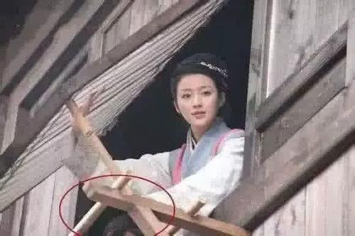 龚俊|笑死人不偿命的穿帮镜头，红孩儿坐塑料刀片，陈乔恩的吻戏好强势！