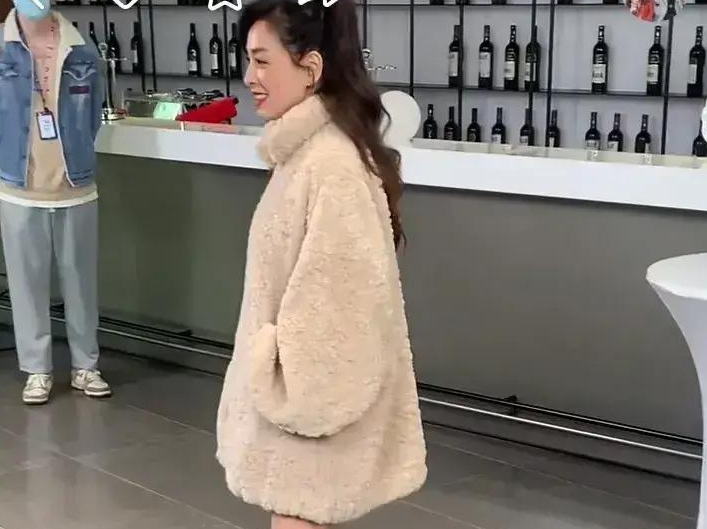 张庭|51岁张庭扮嫩被嘲讽，膝盖钙化暴露年龄，人老了不可以穿裙子吗？