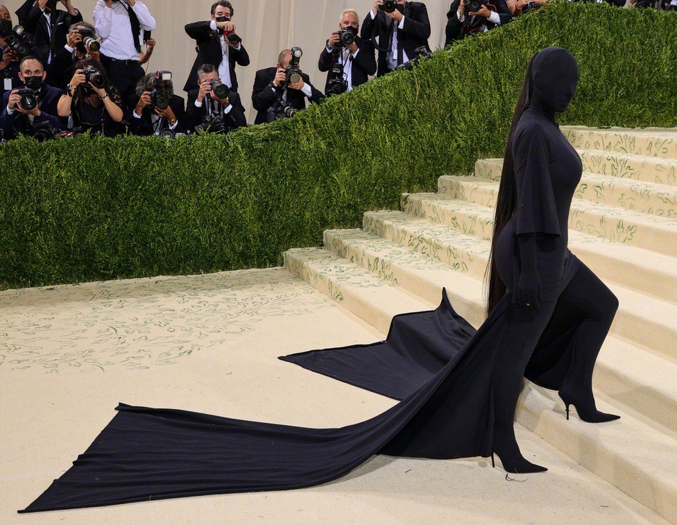 一街拍|卡戴珊全黑蒙面造型，全身黑布包裹严实，像极了女劫匪