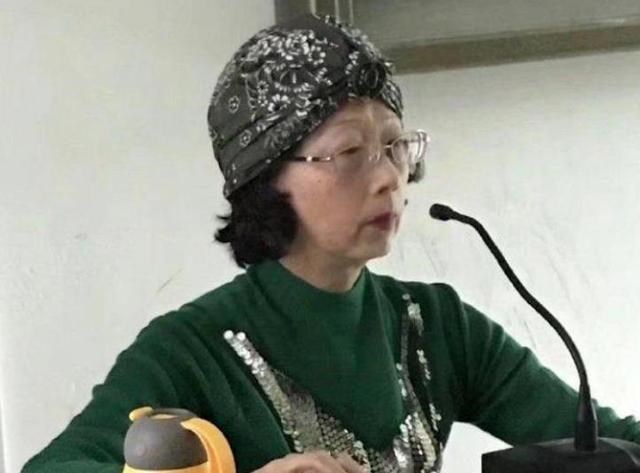 雪落无尘谈|大学老师因衣品走红，学生表示十分欣赏，原来优雅是不分年龄的