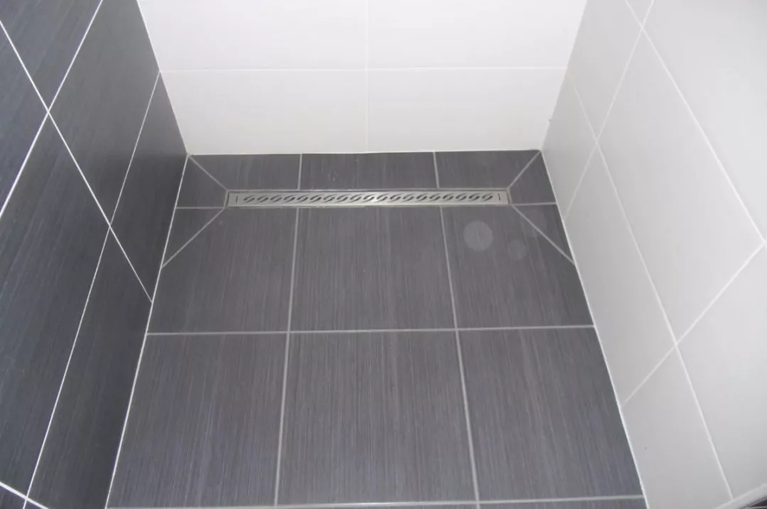 还装淋浴房?换成淋浴屏吧,不占空间还好看!