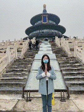 大家在拍集体照,却被后面的路人抢了镜头!网友:绝对凭的是实力