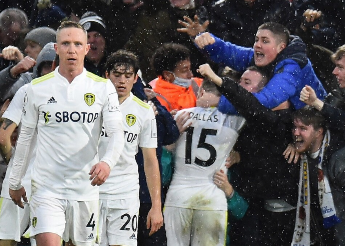 利茲聯(lián)|3-1！3場(chǎng)慘敗之后，貝爾薩終于贏了，達(dá)拉斯進(jìn)球，門將太絕望