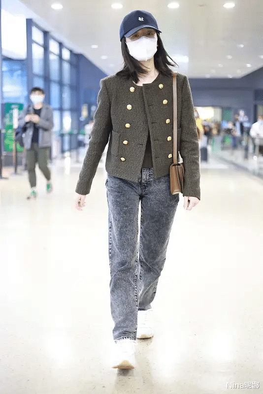 Nina昵娜 董洁走机场太端着!穿圆领外套直筒裤跟明星格格不入,简单过头了