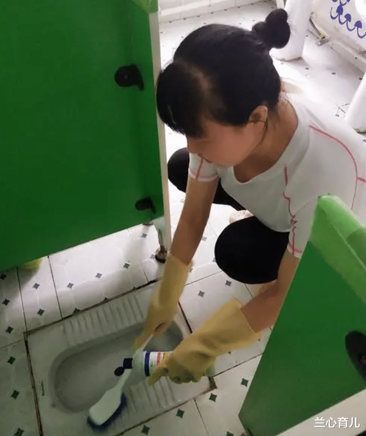 兰心育儿|全职宝妈找工作四处碰壁，无奈做起生活老师，蹲着刷厕所时内心崩溃