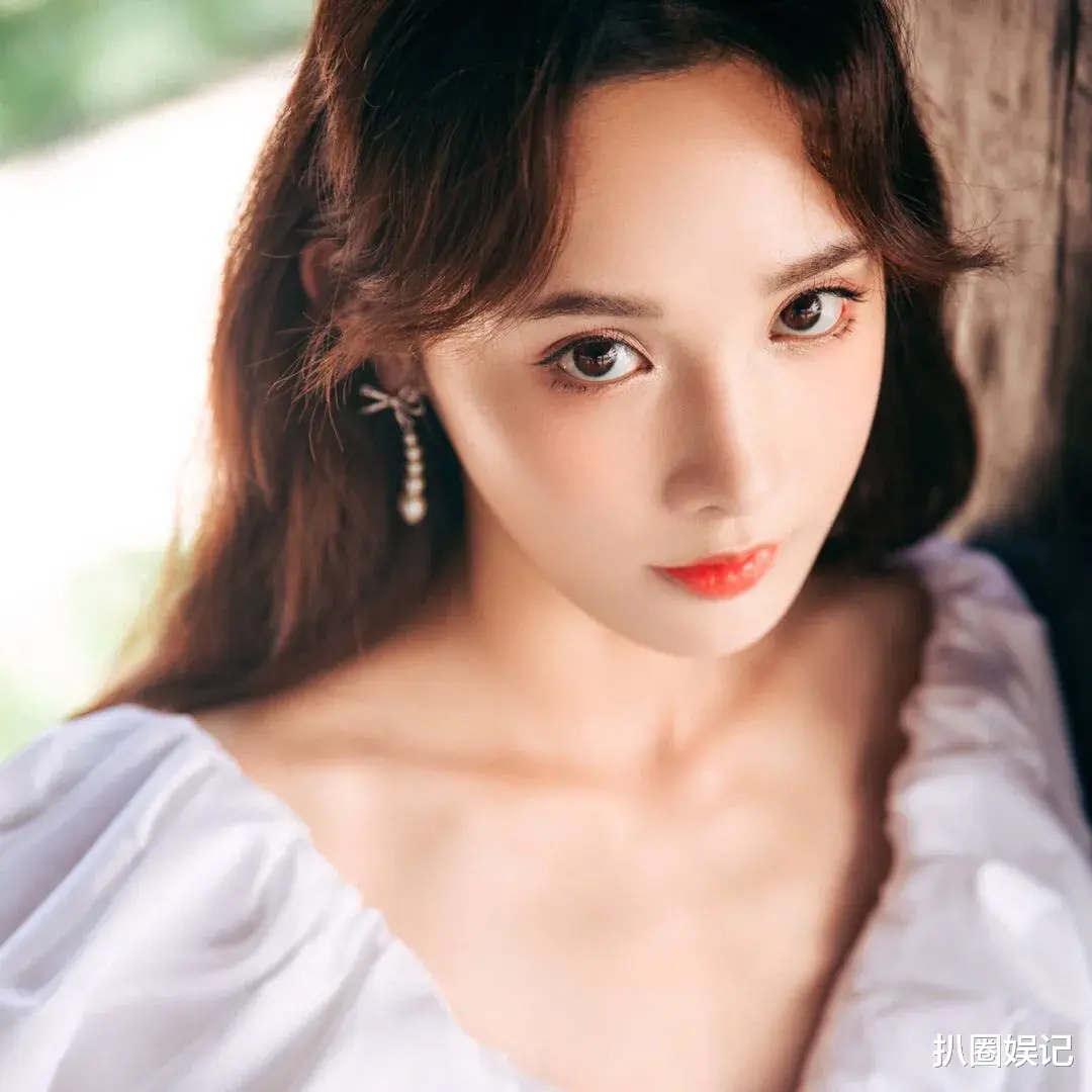 杨幂|陈小纭现在走黑红路线，不仅明着踩杨幂上位，还花式撩对方粉丝