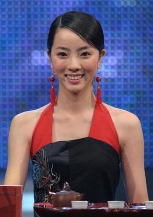 周旭阳嘉应 央视主持李思思隐婚多年，曝光丈夫为初恋男友，如今家庭美满