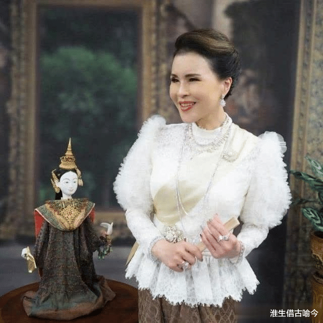 乌汶叻|白发人送黑发人！泰国美后诗丽吉送别外孙，含泪趴地跪拜王子画像