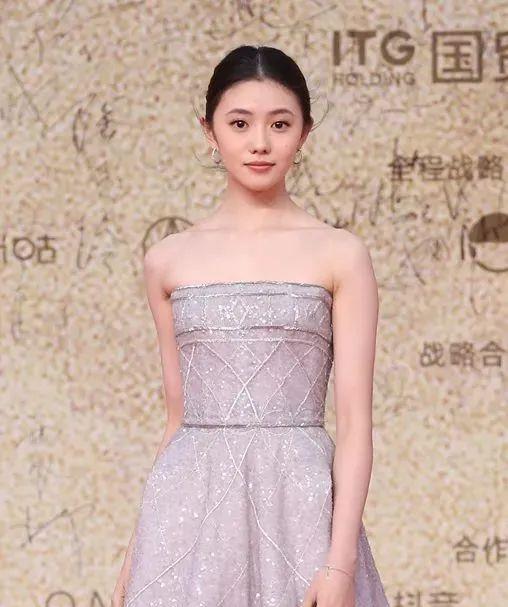 李冰冰|年终红毯:李冰冰熟味逼人,关晓彤总算穿对,倪妮气场大杀四方