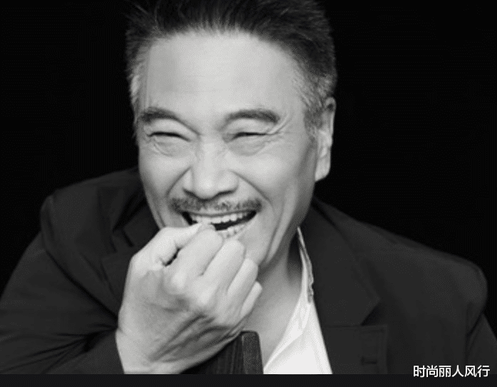 吴孟达|吴孟达出殡现场！大女儿一头红发气质高冷，身材高挑比妹妹瘦一圈