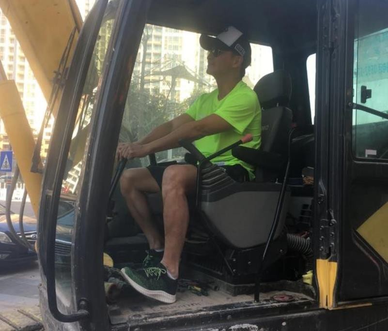 郭麒麟|“展昭”的最帅版本，事业巅峰退圈经商，今60岁在工地开挖掘机