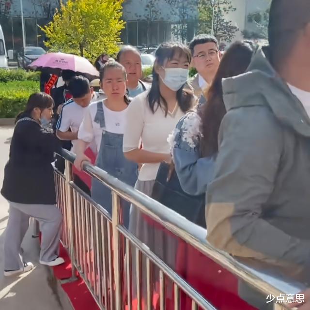 少点意思 河南：男子为在520领证，头晚9点就去排队：想当第一对，怕排不上