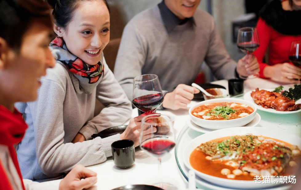 |陪领导去饭局喝酒，记住这3条“不成文”的实用规矩就够了！实用