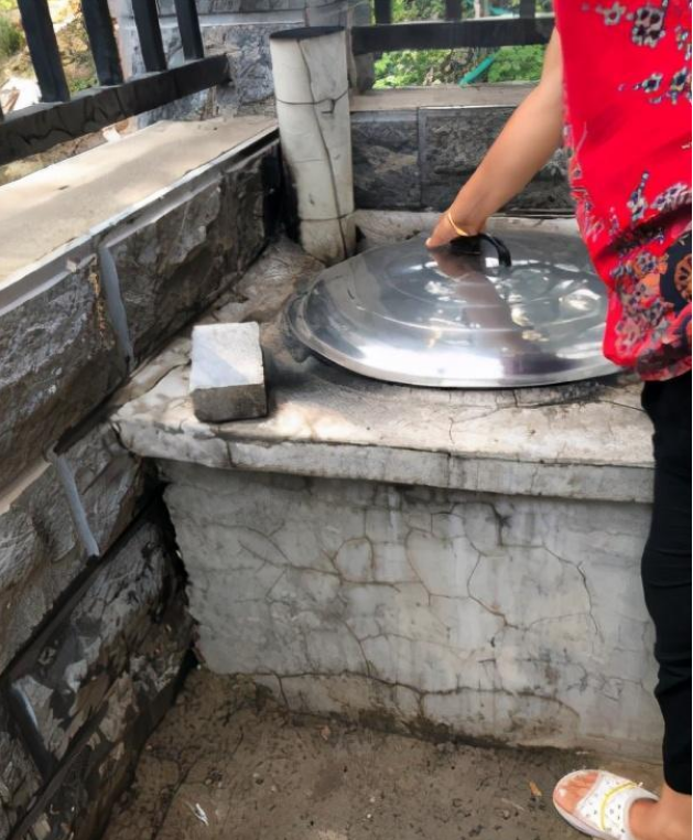 张子枫|岳云鹏在北京的豪宅,厨房还是水泥灶台,网友:不愧是河南的骄傲