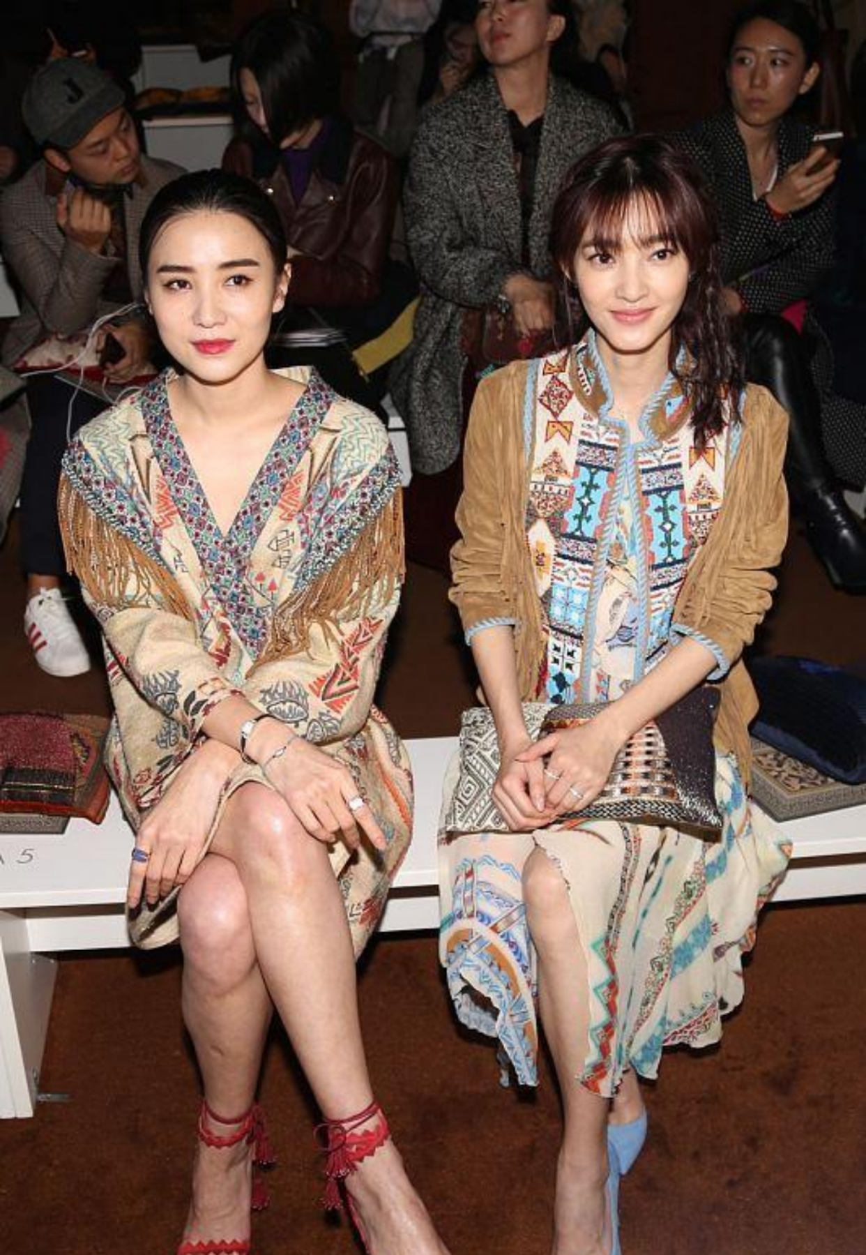 潮帮先生|宋佳王丽坤真是气质型美女，两人同框虽然穿得花哨，依然高级耐看