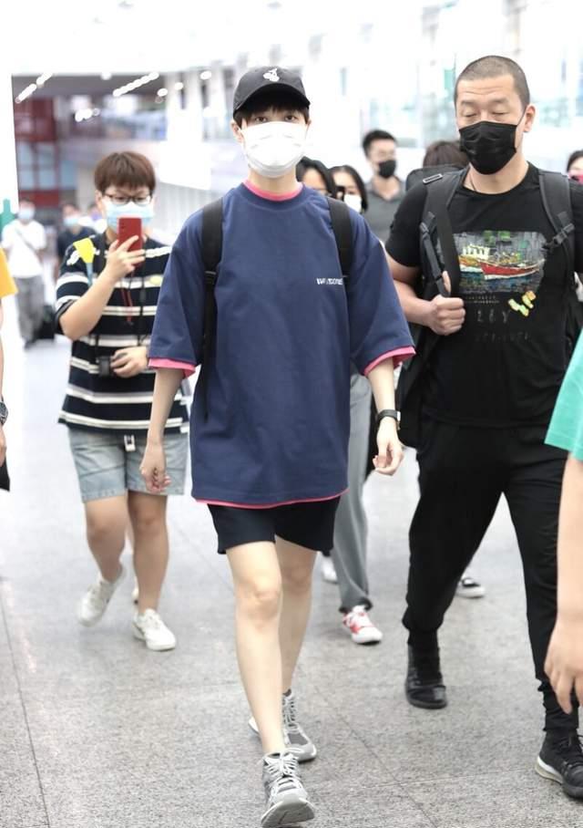 甄嬛传|李宇春走机场超有范，穿藏蓝色T恤配黑色短裤，真像个“帅小伙”