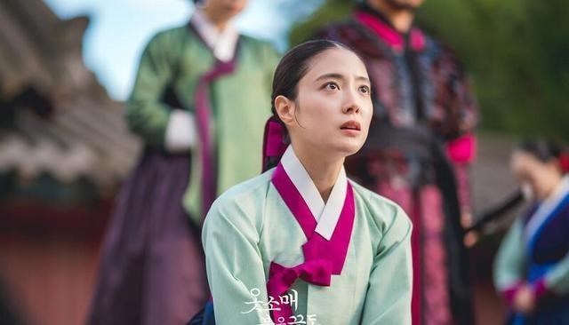 衣袖红镶边|《衣袖红镶边》登上韩剧TOP1，李俊昊超可爱、献橘子示爱遭拒