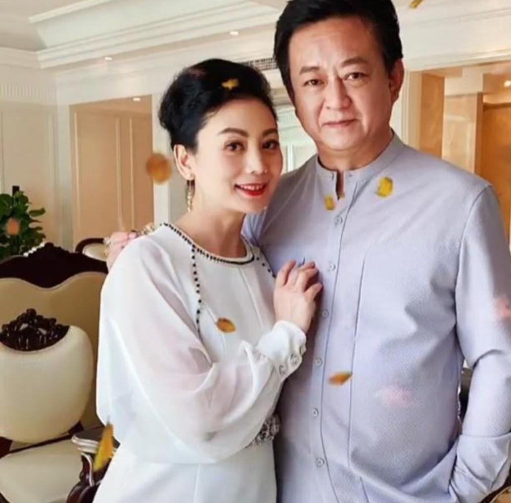 朱军|著名主持人朱军现身商演，挺啤酒肚驼背变苍老，女搭档眼神太崇拜