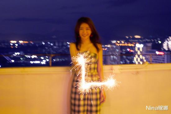 秦岚|秦岚久别赴演太给力！穿孔雀礼服裙气场全开，窄腰翘臀侧身亭亭玉立