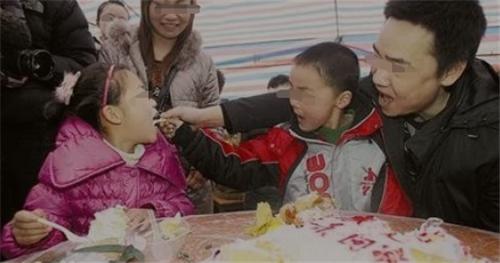  3岁男童被拐3年，人群中一眼认出亲生父亲，跑过去紧紧抱住不撒手