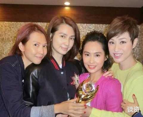 明星大侦探|50岁洪欣10天赶5场商演，一脸疲惫卖力演唱无人捧场，为养家太心酸