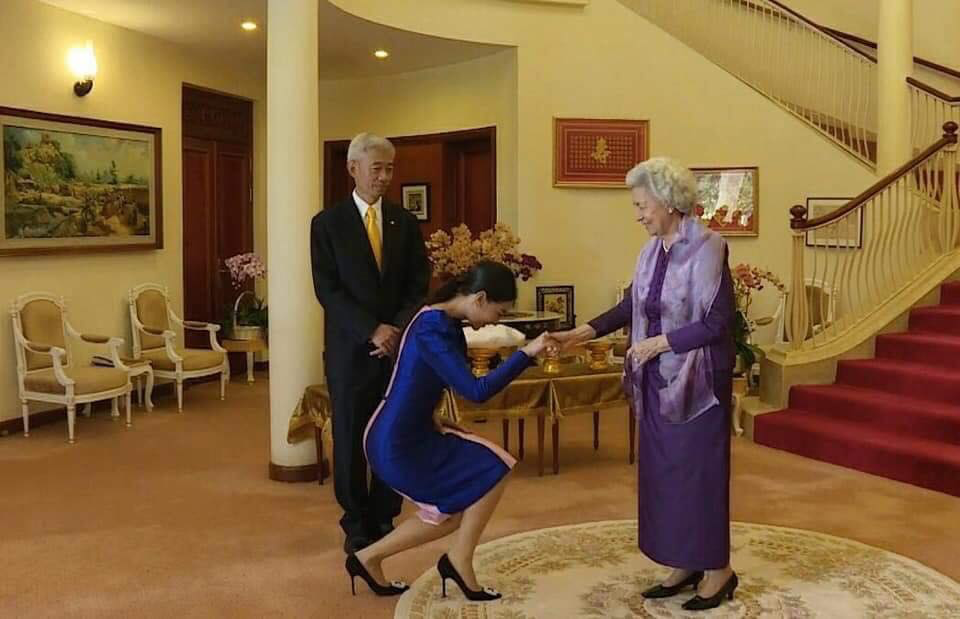 全球时尚风行 柬埔寨国王剃光头也很帅！85岁太后的穿搭真高级，白衣搭紫裙贼美