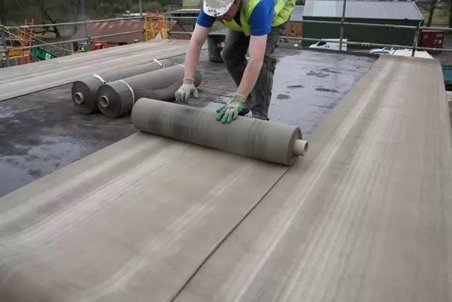 院子铺路用水泥毯!卷着能拿走,洒水瞬间就凝固,比混凝土还好用