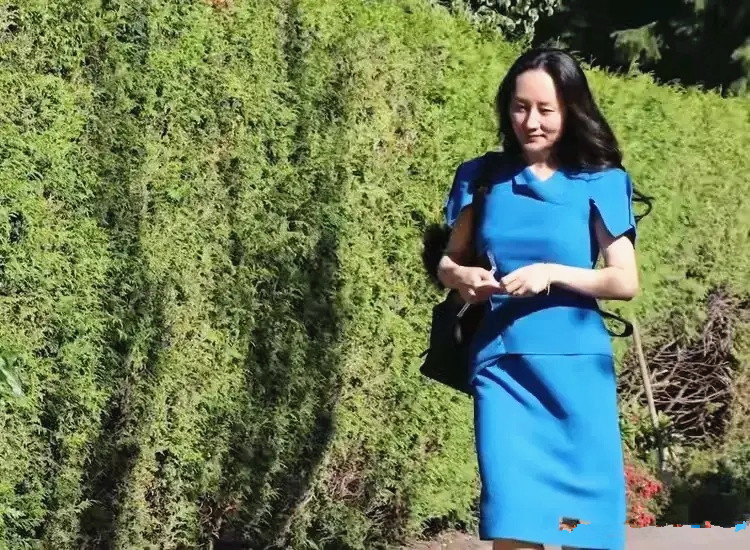 全球时尚号|孟晚舟霸气亮相，穿中蓝色裙装有职业范，步伐从容气质优雅