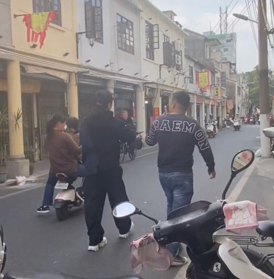 孙耀威|孙耀威在潮州街头开直播，与女粉丝合影亲切和蔼：不像48岁的男人