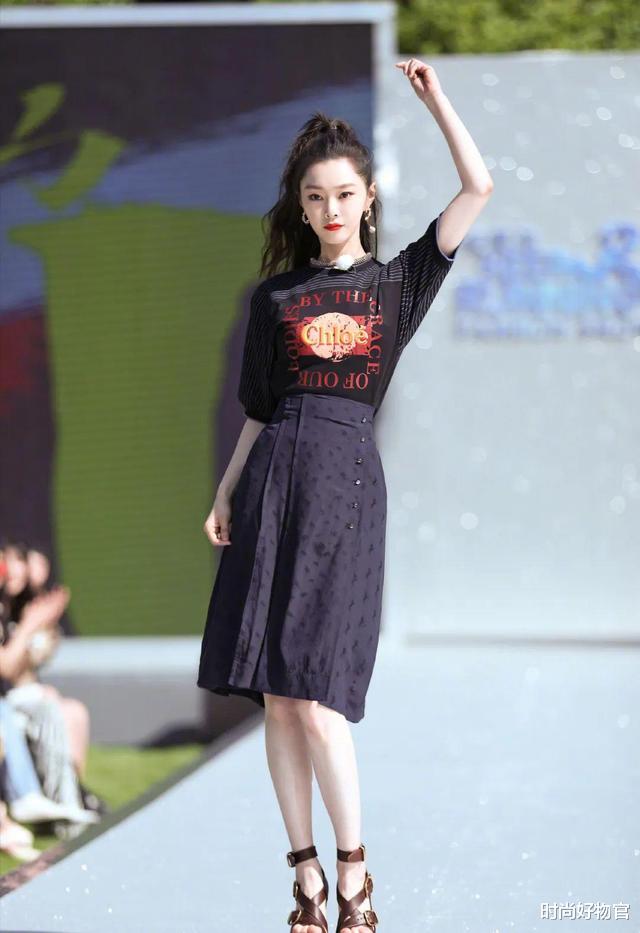 何穗|跑男花式秀美腿，张天爱露脐装却败给何穗的奶白肌，气质对比惨烈